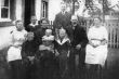 Bierverleger Joseph Schmitz mit Familie 1923  vor altem Haus Schmitz.jpg