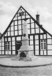 1912 - Kriegerdenkmal auf dem Marktplatz - heute Böckmann.jpg