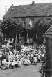 web1960-Prozession mit Altar vor Haus Nießing.jpg