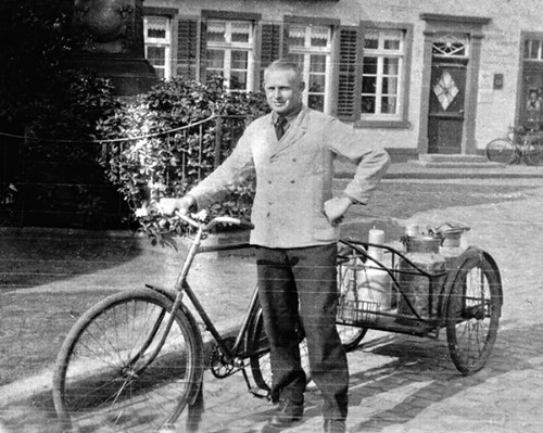 Josef Heitkamp fuhr mit dem Fahrrad und den Milchkannen zum Kunden!