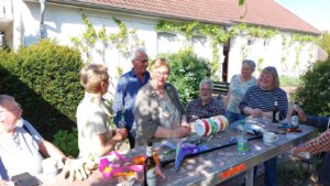 Mitglieder des Heimatvereins Recke beim Kranzbinden für den Maibaum!