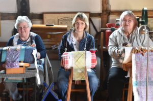 Auch die Klöppelgruppe, bestehend aus Christine Beckemeier, Martina Brockmöller und Marita Book, präsentierte ihre Ausstellungsstücke. Christine Beckemeier erklärte: „Das ist unsere Leidenschaft, da sind wir mit Herzblut dabei.“ Die Klöppelkunst, die ihren Ursprung in Italien hat, wird von der Gruppe seit rund 40 Jahren gepflegt. . Viele, viele unzählige Stunden stecken in diesen wunderschönen geklöppelten Ausstellungsstücken. Das ist unsere Leidenschaft, das sind wir mit Herzblut dabei, sagte Christine Beckemeier. Seit rund 40 Jahren wird jeden Winter wöchentlich geübt und geklöppelt. Der Ursprung des Klöppelns liegt in Italien. Über das Erzgebirge ist die Klöppelkunst vor einigen 100 Jahren bis nach Norddeutschland gekommen. Früher wurde hiermit Geld verdient, heute ist das Klöppeln ein Hobby. Mehr und nicht weniger. 